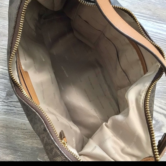 Michael Kors Isabella Large Logo Shoulder Bag - Picture 2 of 5